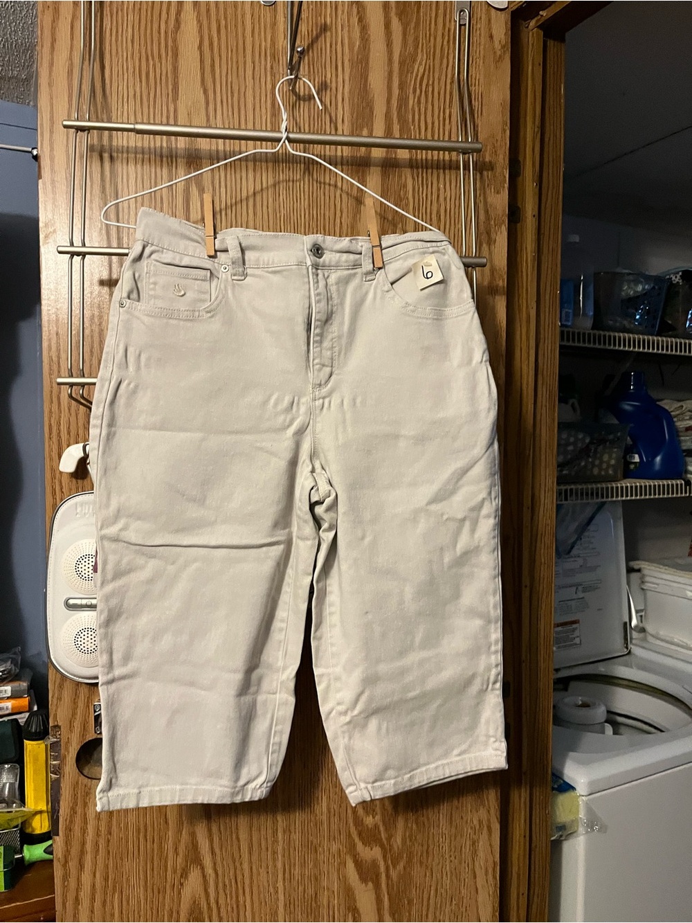 Gloria Vanderbilt Light Cream Capris - Straight Cropped Pants
